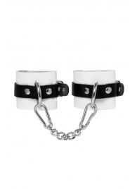 Бело-черные кожаные наручники с одним ремешком с люверсами - Pecado - купить с доставкой в Казани